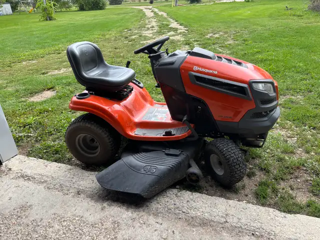 Riding mower tractor