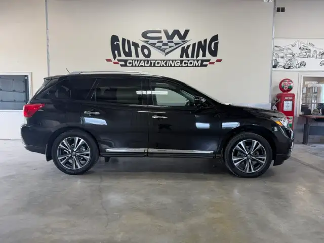 2017 Nissan Pathfinder Platinum / AWD / Local / 1 Owner