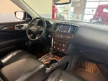 2017 Nissan Pathfinder Platinum / AWD / Local / 1 Owner - Photo 11