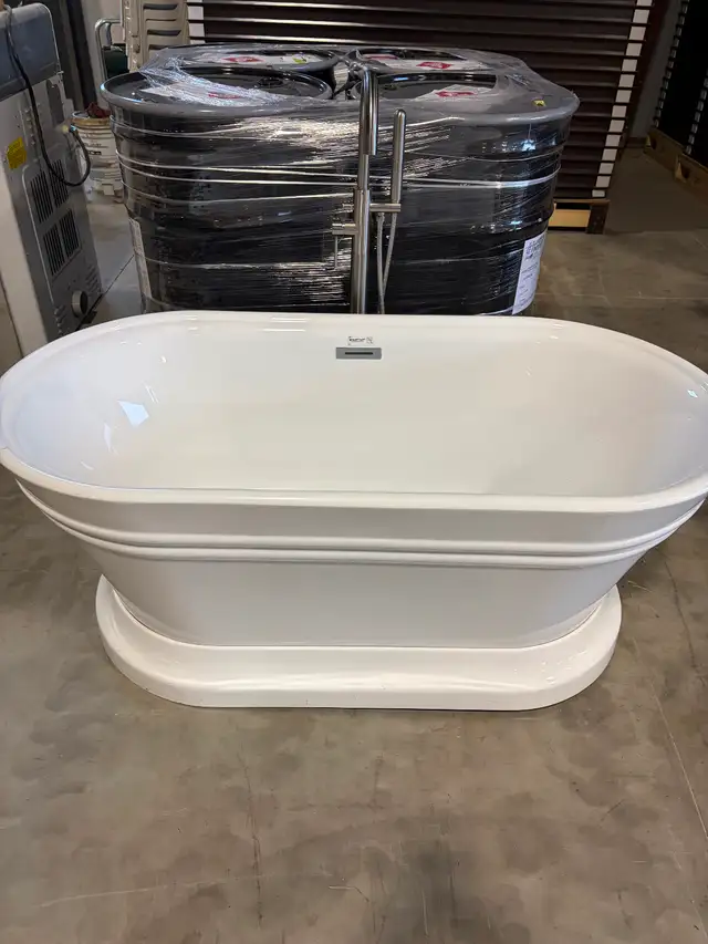 Soaker Tub with Faucet!