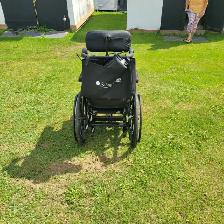 Selling 16" chair with wheels and can recline - Photo 2