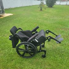 Selling 16" chair with wheels and can recline - Photo 3