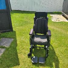Selling 16" chair with wheels and can recline - Photo 4