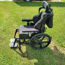 Selling 16" chair with wheels and can recline - Photo 5