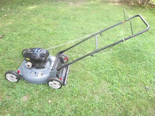 MURRAY 21' 4.75 BRIGGS ENGINE GOOD RUNNING PUSH LAWN MOWER