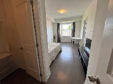Master Bedroom with Private Bathroom & Parking (Yonge/Auror - Photo 2