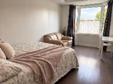 Master Bedroom with Private Bathroom & Parking (Yonge/Auror - Photo 3