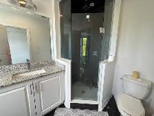 Master Bedroom with Private Bathroom & Parking (Yonge/Auror - Photo 7