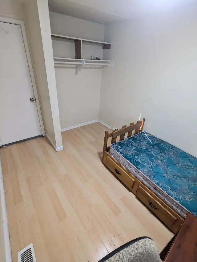 Heron Gate Mall, easy to downtown and school. all inclusive, ASA