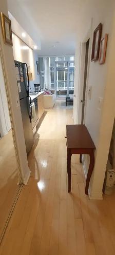 King/West Penthouse-level Bachelor   Den Condo - Photo 2