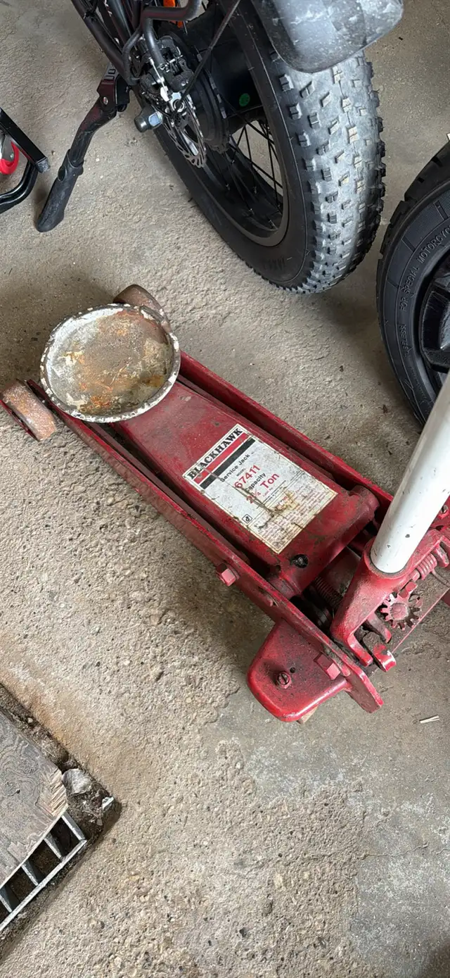 Blackhawk 2 1/4 ton floor jack