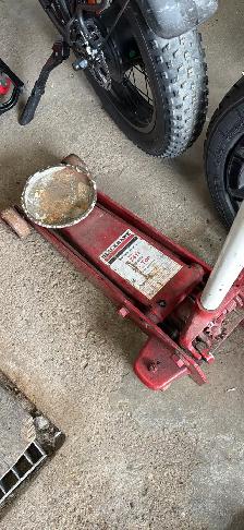 Blackhawk 2 1/4 ton floor jack
