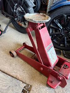 Blackhawk 2 1/4 ton floor jack - Photo 2