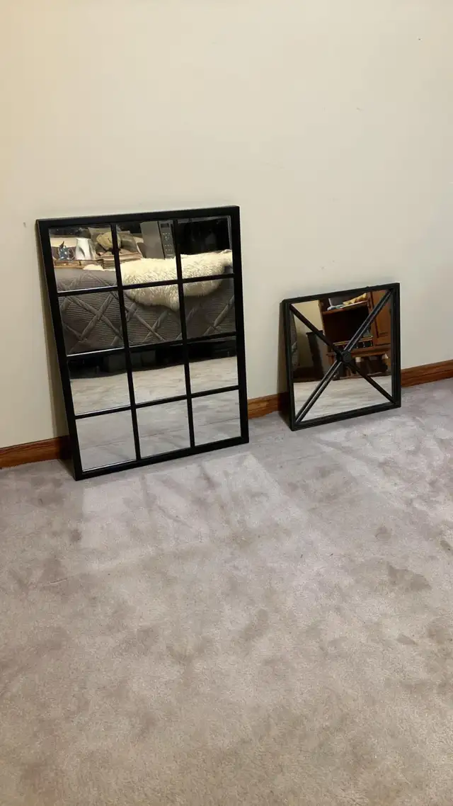 Miroirs pour mur ou commode. Prix est pour les deux. Mirrors for