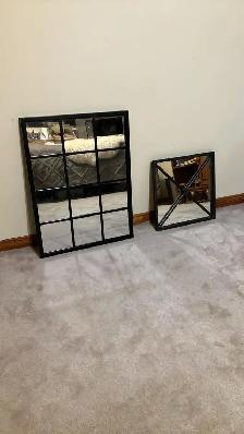 Miroirs pour mur ou commode. Prix est pour les deux. Mirrors for