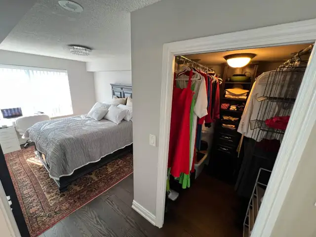 King/John,Master Bedroom Bathroom accommodation in 3-BedroomApt