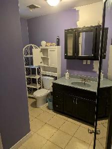 Master bedroom with private bathroom for rent - Photo 3