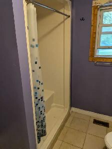 Master bedroom with private bathroom for rent - Photo 4