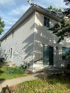 Renovated 3BRS/1.5Bath/Basmt/Parking Close to Millwood T.Centre