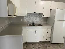 Renovated 3BRS/1.5Bath/Basmt/Parking Close to Millwood T.Centre - Photo 4