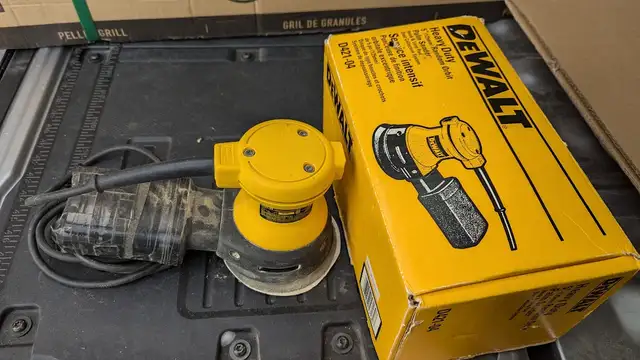 Electric DeWalt 5 Inch Orbital Palm Sander