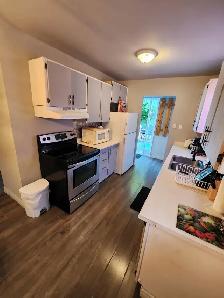 Furnished 3 bedroom detached home for rent on a quiet street - Photo 5