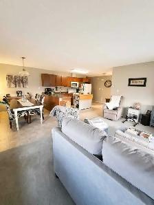 Spacious Corner Unit Condo in West Hill! - Photo 2