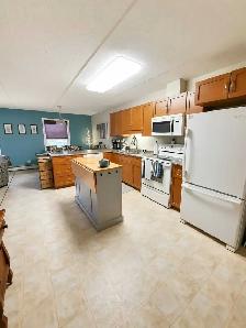 Spacious Corner Unit Condo in West Hill! - Photo 3