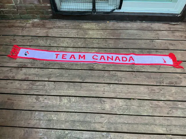 TEAM CANADA Never Worn 72 Inches Scarf !