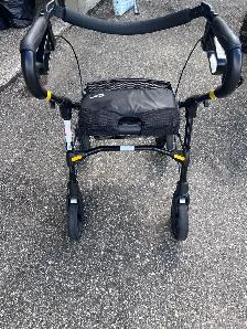 Walker w hand brake, seat and basket - Photo 3