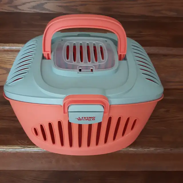 TRANSPORTEUR NEUF POUR CHIEN OU CHAT 12'LARGEx16'HAUT: $15.00
