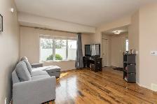 NEW LISTING! LOW CONDO FEES! - Photo 3