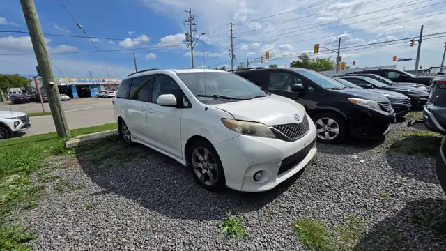 2011 Toyota sienna 8 passenger!!
