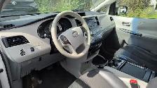 2011 Toyota sienna 8 passenger!! - Photo 8