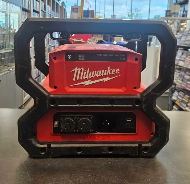 Milwaukee M18 Cordless Carry-On Power Supply