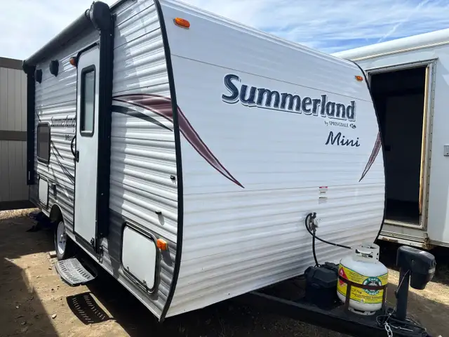 2015 Summerland Mini 1600 w/ bunks!