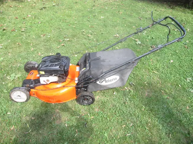 22'ARIENS SELF PROPELLED EASY AUTO  START LAWN MOWER W/ R BAGGER