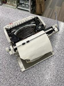 Majestic 812 Typewriter - Photo 2