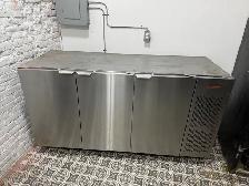 Réfrigérateur commercial MKE 3 portes – 72 po