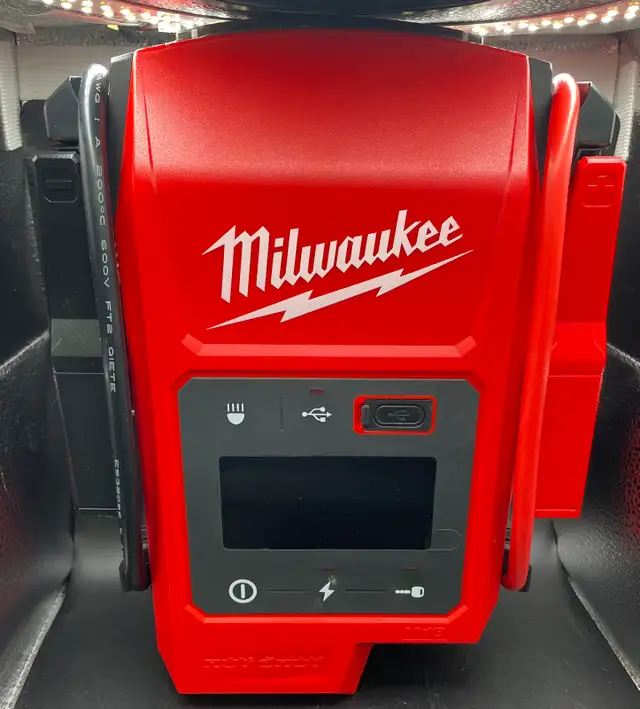 MILWAUKEE JUMP STARTER 3841-20