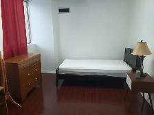 Furnished 3 bedroom Square one condo apartment - Photo 6