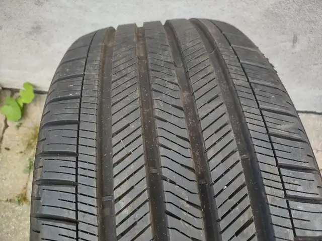 1 pneu été 275-40R22 Goodyear Eagle Touring SoundComfort.