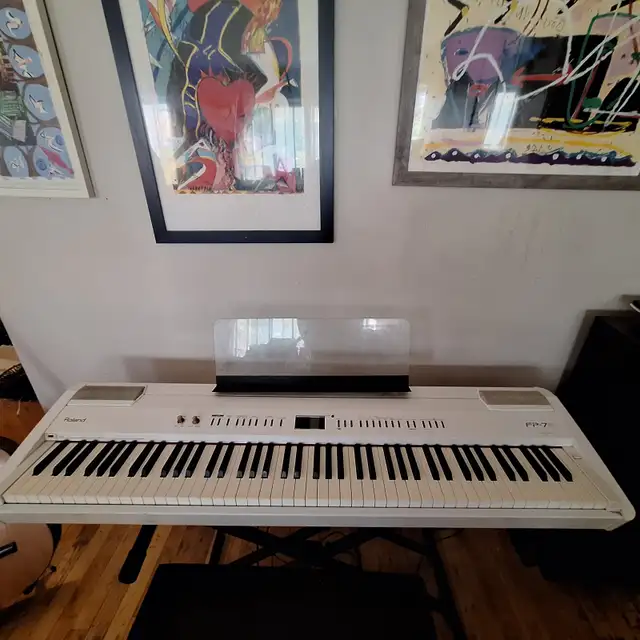 PIANO ROLAND TO SALE - 999$  - Paid 2500$ at Steve Music