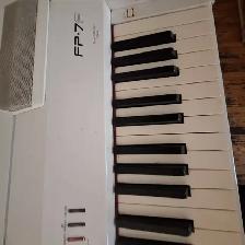 PIANO ROLAND TO SALE - 999$  - Paid 2500$ at Steve Music - Photo 3