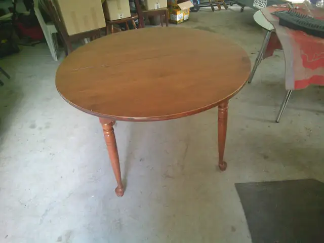 VINTAGE VILAS MAPLE ROUND DINING TABLE 2 EXTENSIONS AND 3 CHAIRS