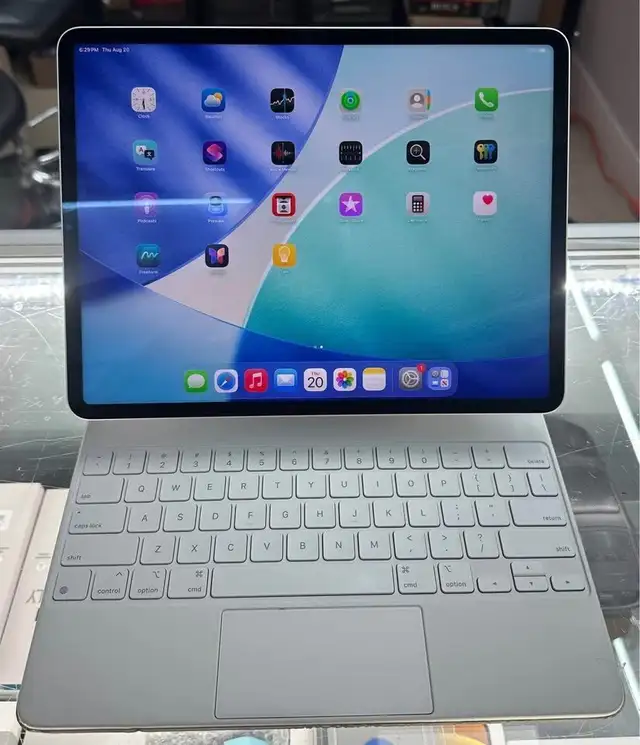 IPAD Pro (12.9inch) 6th gen 1TB storage with Keyboard