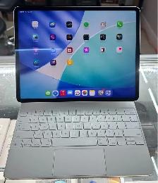 IPAD Pro (12.9inch) 6th gen 1TB storage with Keyboard