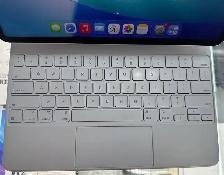 IPAD Pro (12.9inch) 6th gen 1TB storage with Keyboard - Photo 3