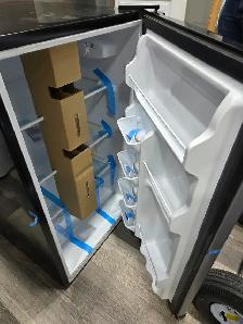 Mainstays 4.4 CuFt Single Door Mini Fridge - Photo 3