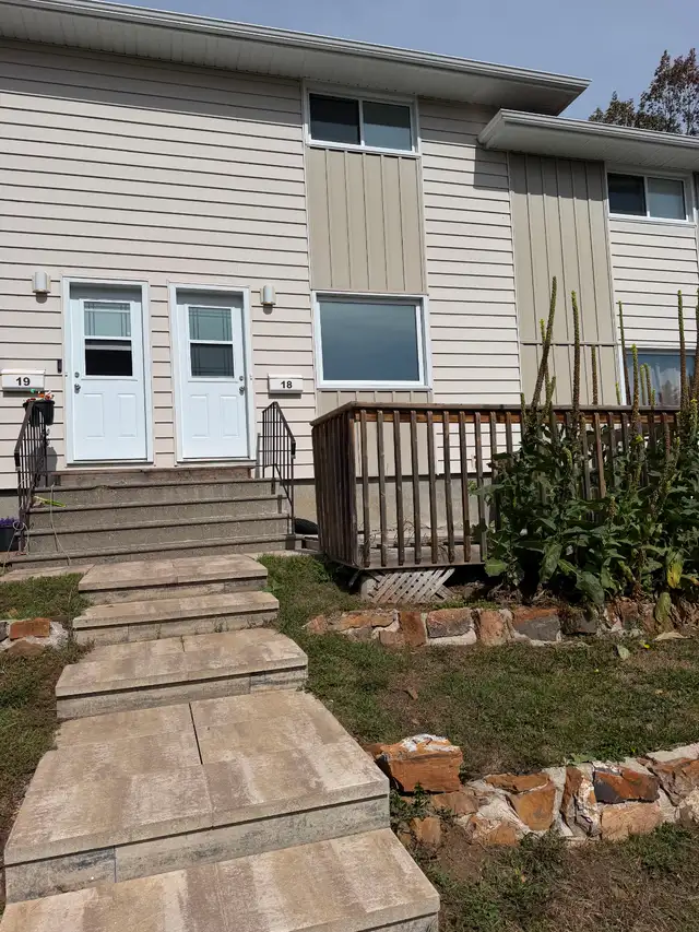 BEAUTIFUL 2 BEDROOM TOWNHOUSE CURRENT RIVER! AVAILABLE NOW!